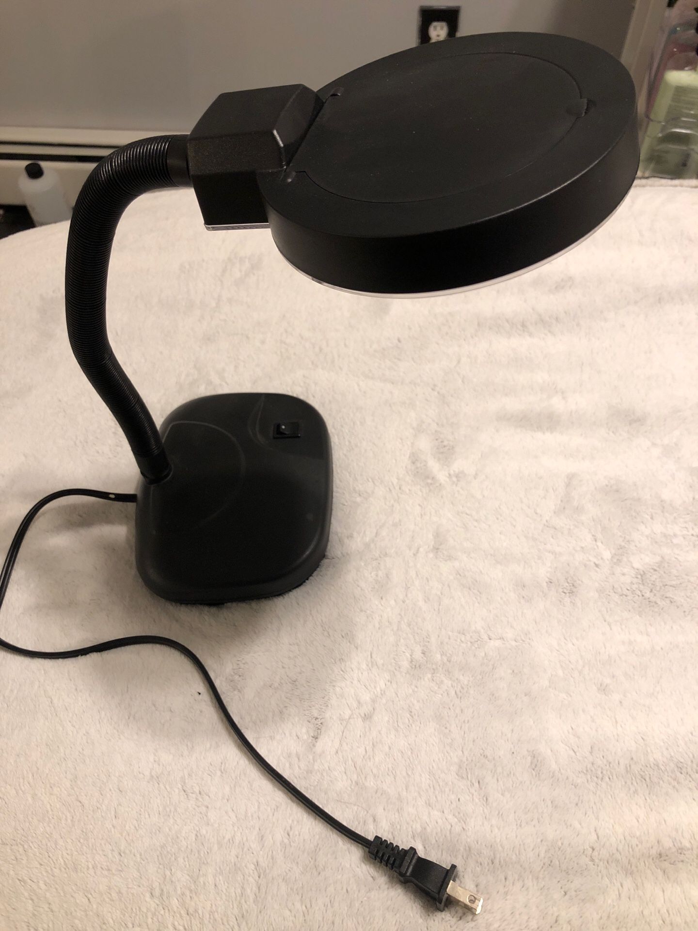 Desk magnifying lamp