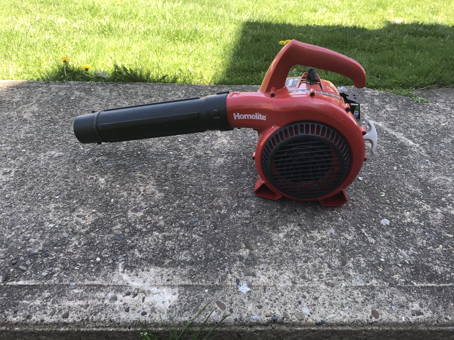 Homelite gas blower (like new!)150 MPH 400 CFM 2-Cycle Handheld Gas Leaf Blower