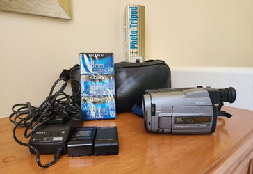 SONY Camcorder- Handycam Vision CCD-TRV52 Steady Shot Video 8mm with Accessories