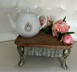 PRETTY WHITE TEAPOT