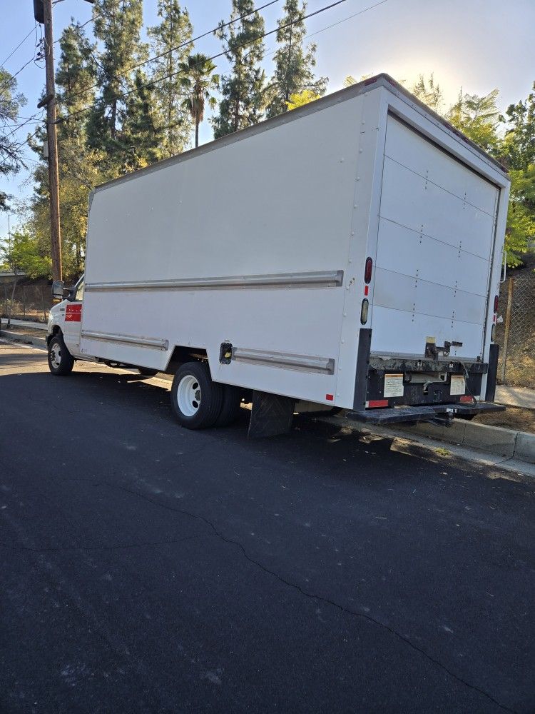Ford. E 350.  2015.    Clean  Title. 176 Mil Millas. 
