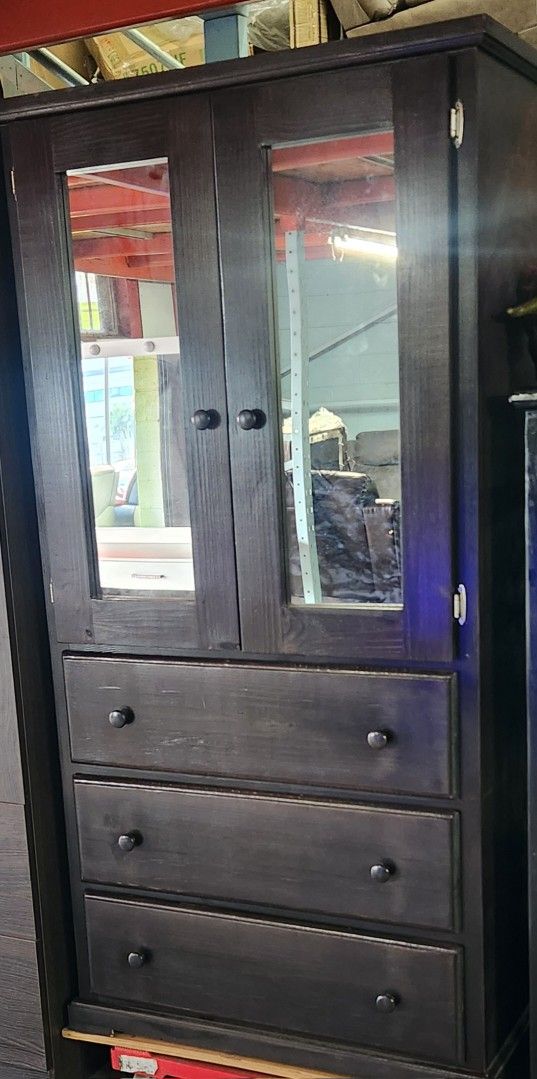 3 Drawer / Closet And Mirror 