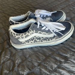 Girl’s leopard vans 2.5