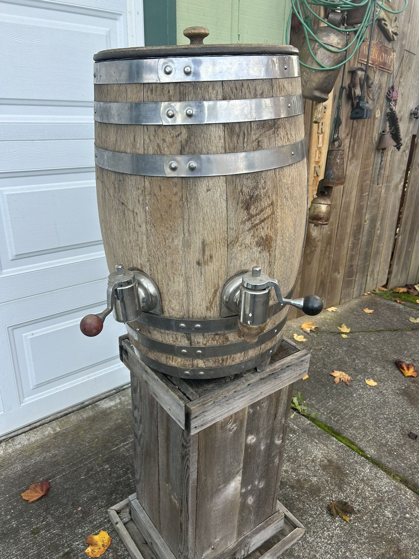 Antique root beer soda dispensing barrel in good condition. Would make a great project to refinish. Comes with two taps and items you see on the inter