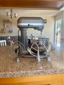 Kitchen aid mixer, 6qt bowl and 3 attachments