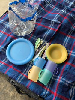 Plastic dishes set