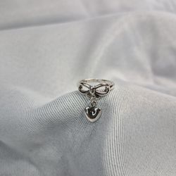 Beautiful 9.25 Silver Bow coquette Ring