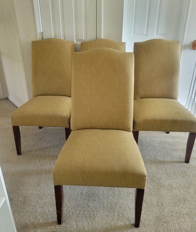 Fairfield Upholstered Dining Chair with Scalloped Back
