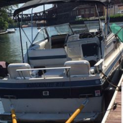 Bayliner Serra 30 foot with trailer street legal fully renovated motor and tandem with only 8 hrs after the rebuilt sleeps 6 to 8 people