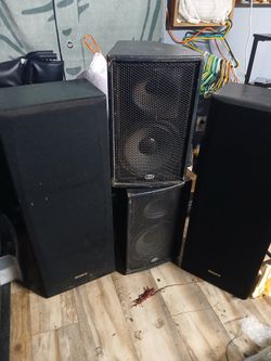 de un altavoz B-52 SR-15. 
Marca: B-52
Modelo: SR-15
Manejo de potencia: 400 Watts
Respuesta de frecuencia: 40-20K Hz
Impedancia: 8 Ohms