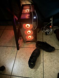 Pc ComesWith Monitor. Keyboard Mouse.