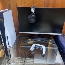 PS5 Amazing Condition With Wireless Turtle Beach Headset, Modern Warfare 2, And Fortnite Account With Skins, And Samsung Monitor. 