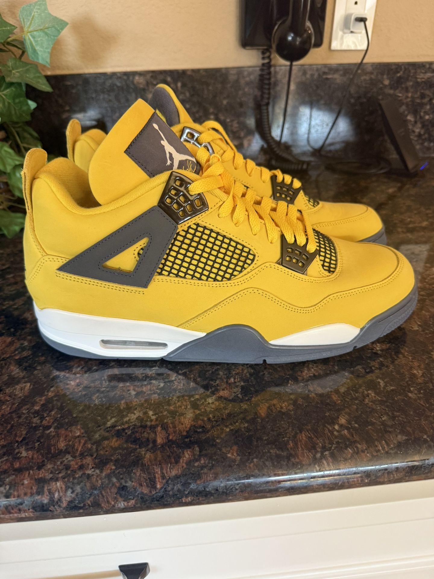 Jordan 4 Lightning Size 13