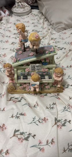 Vintage Classic Treasures windup music box/cherubs on grand piano - plays chariots on fire