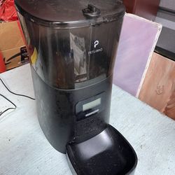 Petting Automatic Pet Feeder (dogs or cats)