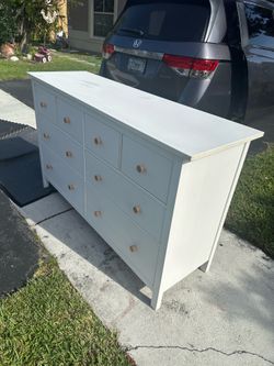 White dresser good condition
