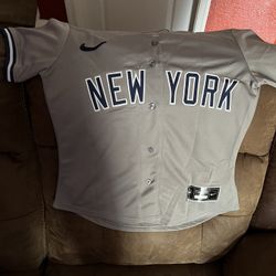 Brand New Women’s Yankees Jersey Size Medium $55