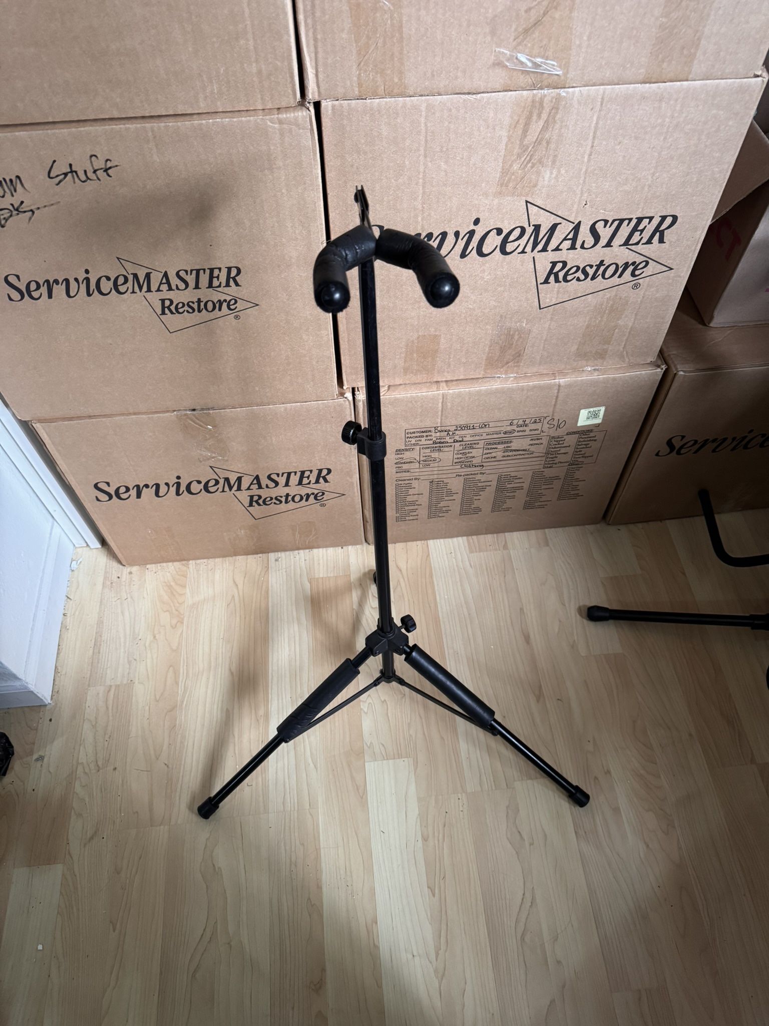 Guitar stand