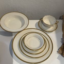 China Set For 4   Gold Rimmed