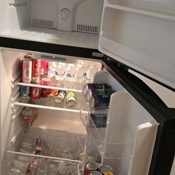 Vissani Black Refeigerator