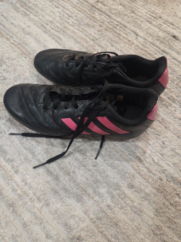 Girls 4.5 Soccer Cleats