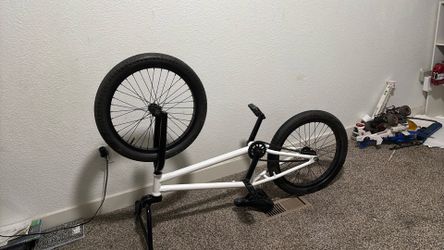 Cult bmx whit and black and I think it’s a 20 inch