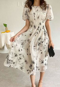 NEW Women’s Elegant Floral Cream & Black Midi Dress Puff Sleeve Size L (Size 6 US)