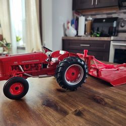 1/16 International Harvester 300U Utility Tractor With Rotary Mower