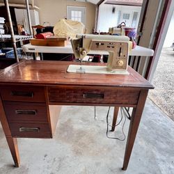 1969 SINGER SEWING MACHINE/ Mid Century Modern