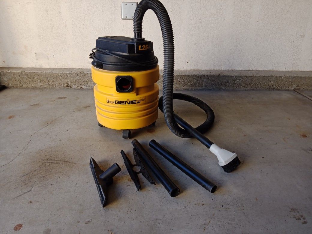 Genie 5 Gallon 1.25 HP Wet/ Dry Vacuum With Hose And Attachments