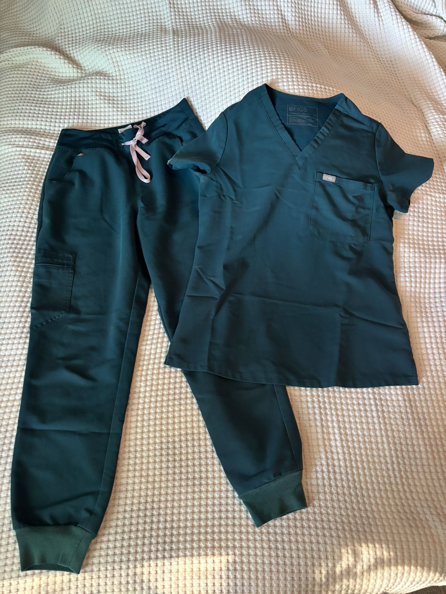 Women’s Figs Scrubs Jogger Small Bottom/Extra Small Top - Caribbean Blue/green