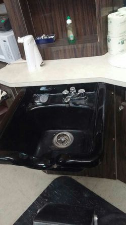 Backbar and porcelainn shampoo bowl