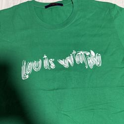 t- shirt  LV  WOMEN Size small 