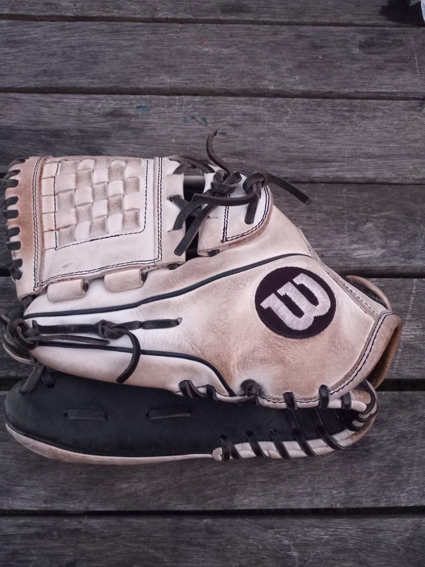 Wilson A2000 FP12 Softball Or Baseball Glove 