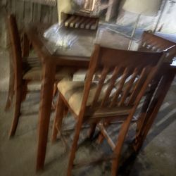 Table 4 Chairs Rug And Lamp 