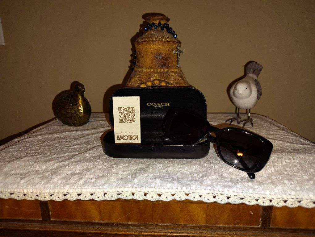 *****BEAUTIFUL DESIGNER COACH WOMAN SUNGLASSES****
