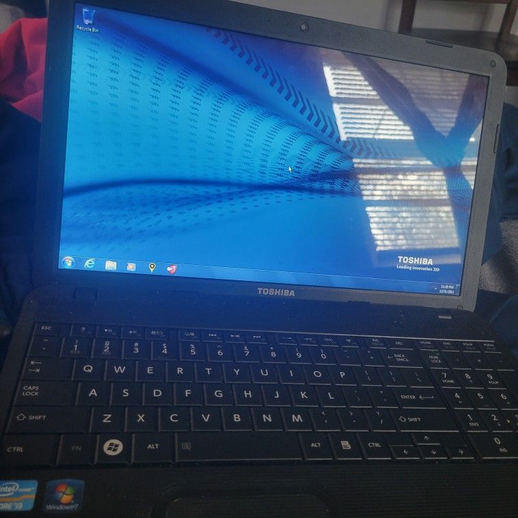 15.6" Toshiba Laptop (HARD DRIVE GOING BAD)