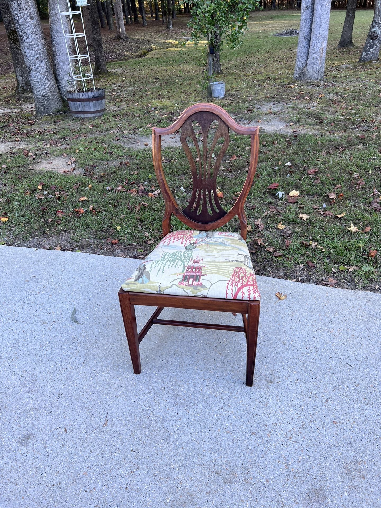 🎄Vintage Hepplewhite-style mahogany shield-back dining chair