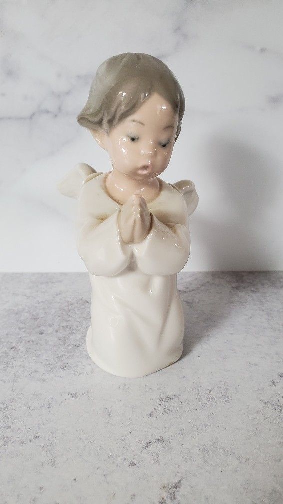 Lladro Angel praying figurine