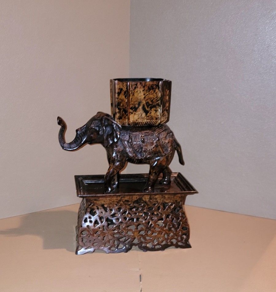 VINTAGE HEAVY METAL SCULPTURED 12X14 ELEPHANT FIGURINE LUCKY TRUNKS UP