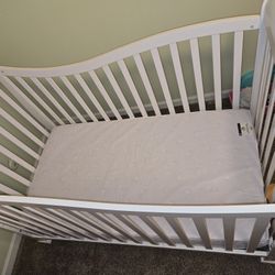 Baby's Crib Dreams On Me 7 In 1 Convers To A Toddler Bed $170 SMOKE AND PET FREE HOME .READY TO GO