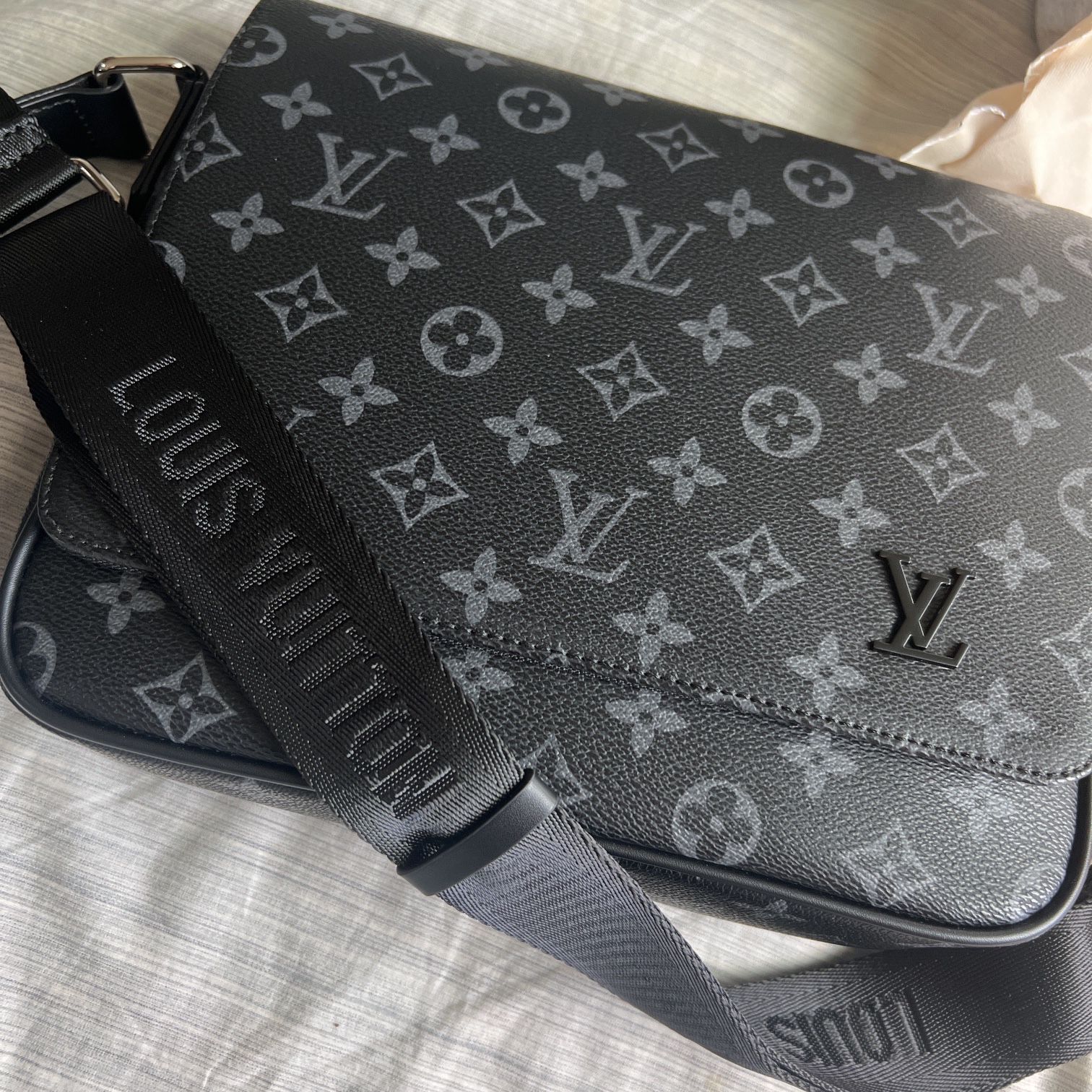 Louis Vuitton District PM Messenger for Sale in Seattle, WA - OfferUp