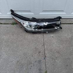 Toyota Highlander Right Headlight Assembly 