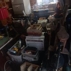 Building Full Of Stuff Air-conditioned, Tools Chansaws,blower ,fill Cabnets All Must Go Make Me A Offer 40 So Far