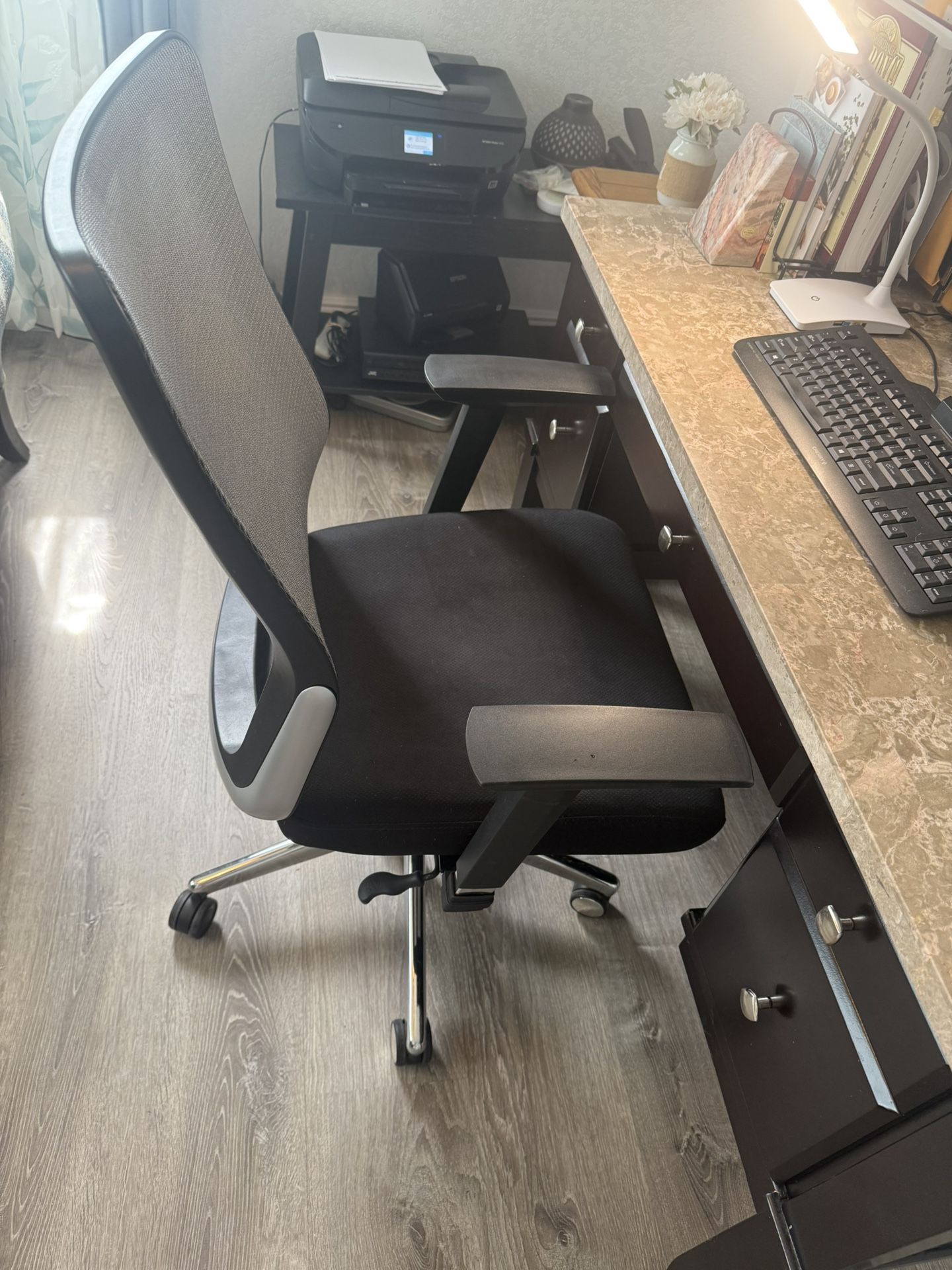 True Innovations Breathable Mesh Back Swivel Office Chair