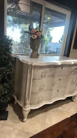 Shabby chic dresser