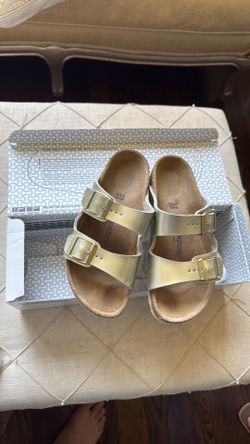 Practically brand new gold Arizona kids Birkenstocks size 32