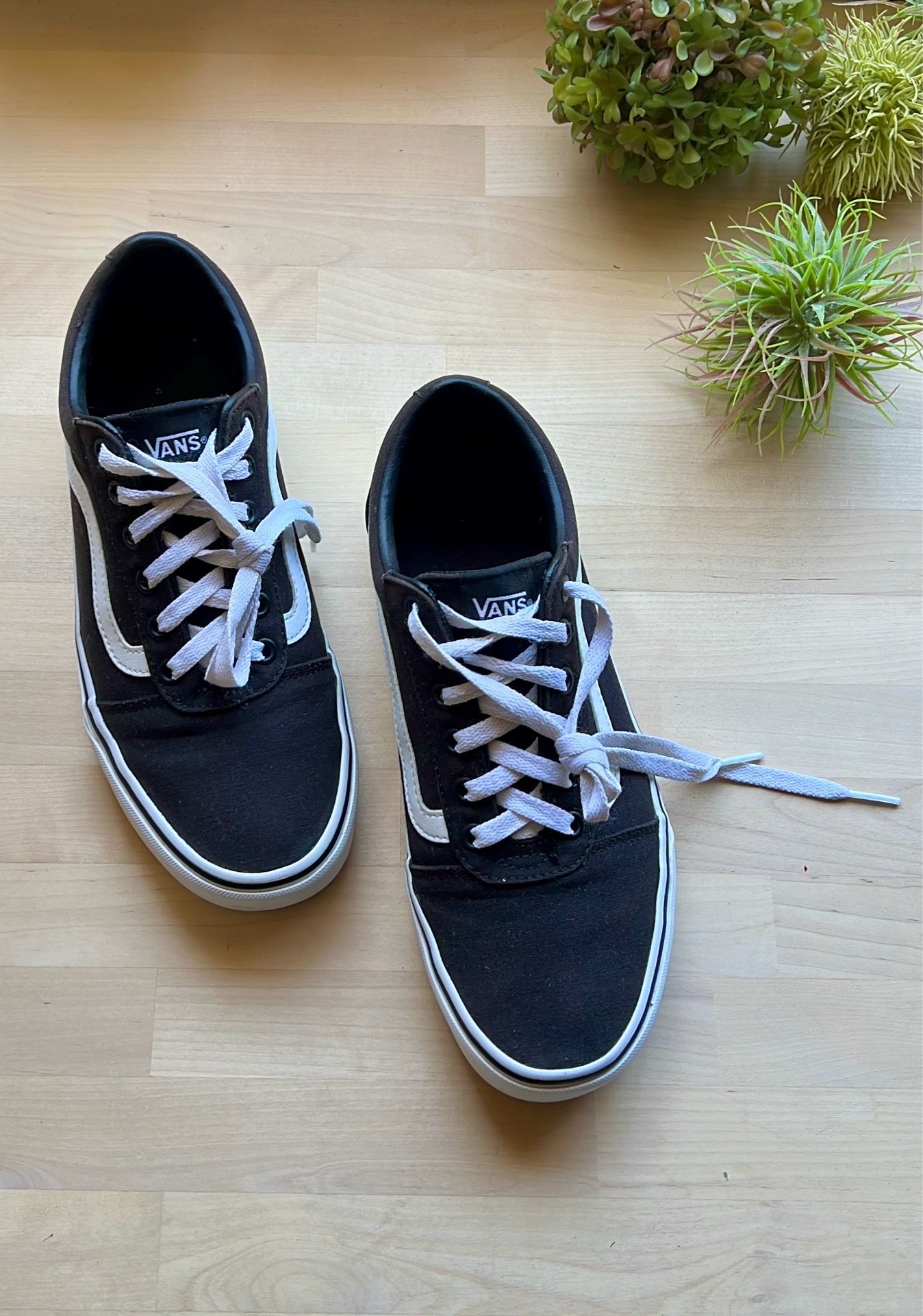 Vans Women’s Ward Black & White Canvas Low Top Skate Sneaker Shoes size 9.5