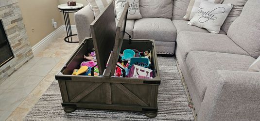 BEAUTIFUL LIGHT BEIGE/BROWN COFFEE TABLE WITH HIDDEN STORAGE!