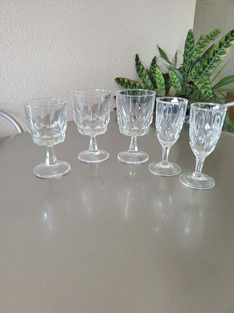 VINTAGE! 5 ETCHED CRYSTAL GLASSES, ASORTED SIZES